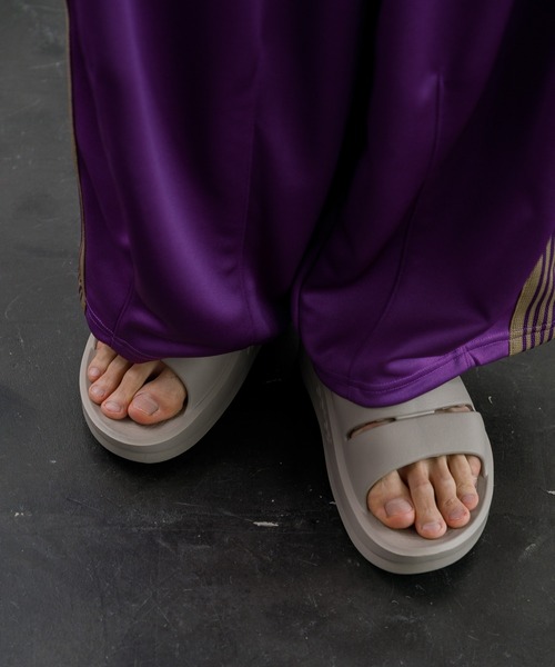 OOFOS（ウーフォス）の「OOFOS OOmega OOahh（サンダル・レディース・ベージュ/ブラック・25/24/23/28/27/26）」の18枚目の写真