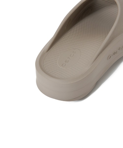 OOFOS（ウーフォス）の「OOFOS OOmega OOahh（サンダル・レディース・ベージュ/ブラック・25/24/23/28/27/26）」の10枚目の写真