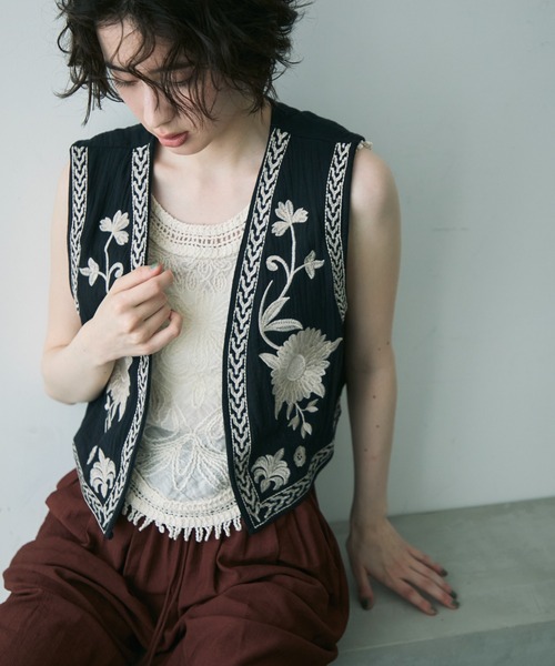 セール】ボタニカル刺繍Wガーゼジレ（ベスト）｜Trish