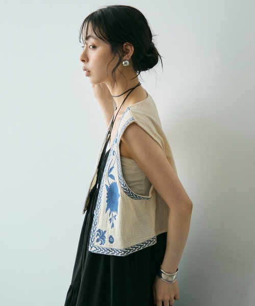 セール】ボタニカル刺繍Wガーゼジレ（ベスト）｜Trish