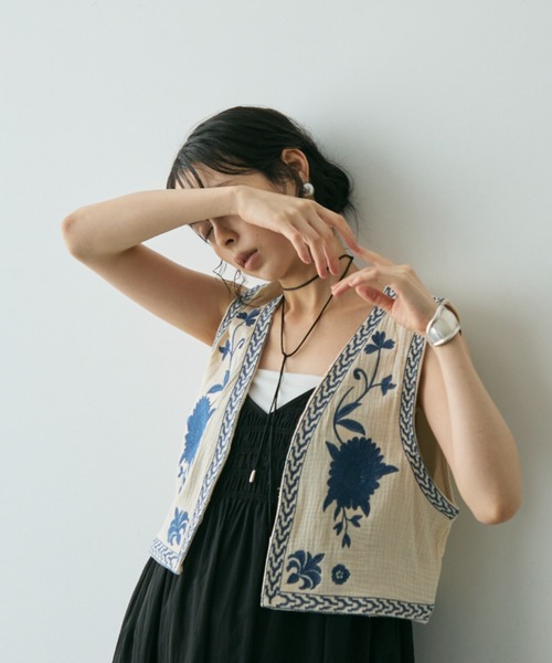 美品 ヴィンテージ ジレ ベスト ボタニカル柄ジャガード 刺繍 グリーン 緑 セール】ボタニカル刺繍Wガーゼジレ（ベスト）｜Trish