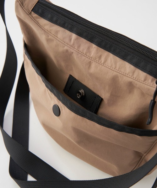 Kappa(カッパ)の「撥水ショルダーバッグ(ショルダーバッグ・レディース・ブラック/ベージュ/オレンジ・FREE)」の14枚目の写真