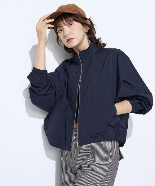 COMME CA Wardrobe（コムサワードローブ）の「ドライナイロンストレッチタフタ ブルゾン（ブルゾン・レディース・グレイッシュブルー/ブラウン系その他/ネイビー・FREE）」の2枚目の写真