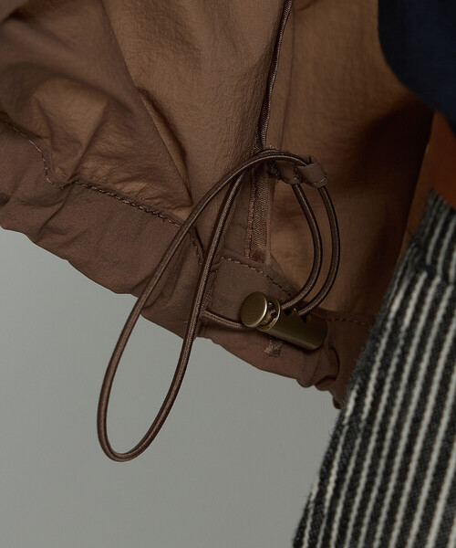 COMME CA Wardrobe（コムサワードローブ）の「ドライナイロンストレッチタフタ ブルゾン（ブルゾン・レディース・グレイッシュブルー/ブラウン系その他/ネイビー・FREE）」の10枚目の写真