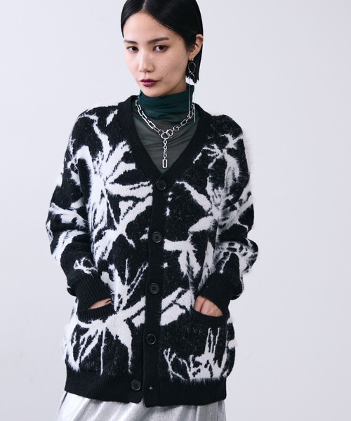 MONOe(モノエ)の「モノクロ柄シャギーVネックカーディガン(カーディガン/ボレロ・レディース・ダークグレー・FREE)」の2枚目の写真
