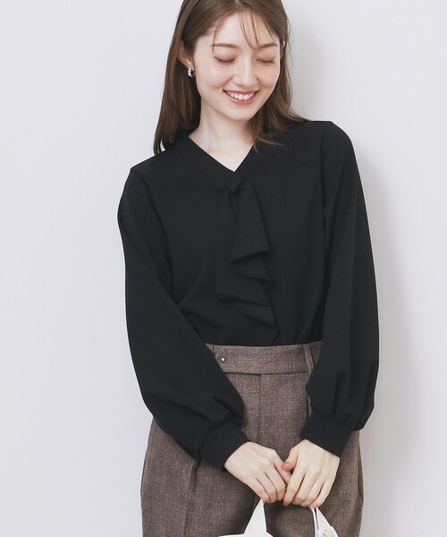 index（インデックス）の「ボウタイフリルトップス【洗濯機OK/ストレッチ/イージーアイロン/防シワ】《S～3L》（Tシャツ/カットソー・レディース・ネイビー/サックスブルー/ブラック系7/オフホワイト・36/38/40/42/44）」の2枚目の写真