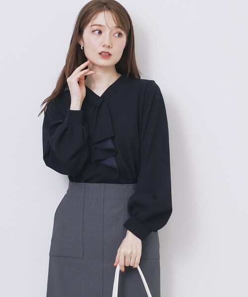 index（インデックス）の「ボウタイフリルトップス【洗濯機OK/ストレッチ/イージーアイロン/防シワ】《S～3L》（Tシャツ/カットソー・レディース・ネイビー/サックスブルー/ブラック系7/オフホワイト・36/38/40/42/44）」の3枚目の写真