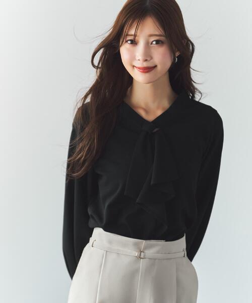 index（インデックス）の「ボウタイフリルトップス【洗濯機OK/ストレッチ/イージーアイロン/防シワ】《S～3L》（Tシャツ/カットソー・レディース・ネイビー/サックスブルー/ブラック系7/オフホワイト・36/38/40/42/44）」の5枚目の写真