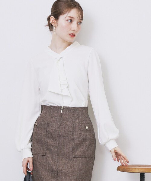 index（インデックス）の「ボウタイフリルトップス【洗濯機OK/ストレッチ/イージーアイロン/防シワ】《S～3L》（Tシャツ/カットソー・レディース・ネイビー/サックスブルー/ブラック系7/オフホワイト・36/38/40/42/44）」の8枚目の写真