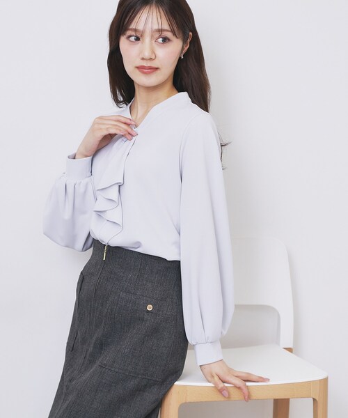 index（インデックス）の「ボウタイフリルトップス【洗濯機OK/ストレッチ/イージーアイロン/防シワ】《S～3L》（Tシャツ/カットソー・レディース・ネイビー/サックスブルー/ブラック系7/オフホワイト・36/38/40/42/44）」の12枚目の写真