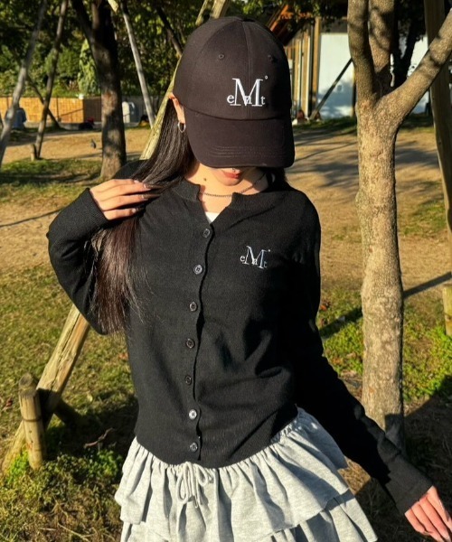 MUCENT（ムセント）の「A'GEM/9 × .kom 『MUCENT/ムーセント』 MARAIS 7 BUTTON CROP HENRY NECK CARDIGAN/7ボタンクロップヘンリーネックカーディガン（カーディガン/ボレロ・レディース・ネイビー/グレー/ブラック/アイボリー・FREE）」の2枚目の写真