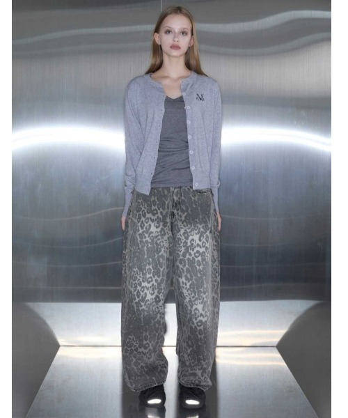 MUCENT（ムセント）の「A'GEM/9 × .kom 『MUCENT/ムーセント』 MARAIS 7 BUTTON CROP HENRY NECK CARDIGAN/7ボタンクロップヘンリーネックカーディガン（カーディガン/ボレロ・レディース・ネイビー/グレー/ブラック/アイボリー・FREE）」の8枚目の写真