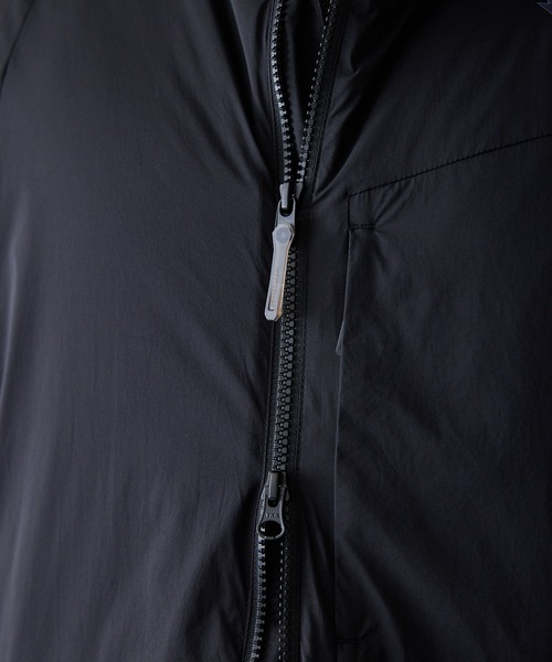 DESCENTE ALLTERRAIN（デサント　オルテライン）の「DESCENTE ALLTERRAIN/デサントオルテライン ウォームインサレーション パーカー（パーカー・メンズ・ブラック・O/L/M）」の2枚目の写真