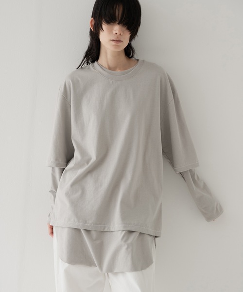 RYU(リュー)の「vintage-style layered top(Tシャツ/カットソー・メンズ・グレイッシュベージュ/チャコール・2/4)」の2枚目の写真