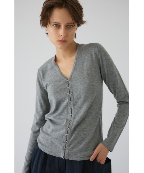 RIM.ARK(リムアーク)の「Many hook V neck tops メニーフックVネックトップス(ニット/セーター・レディース・グレー/ブルー/ブラック/ライトベージュ・FREE)」の2枚目の写真