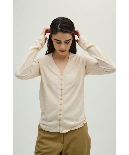 RIM.ARK(リムアーク)の「Many hook V neck tops メニーフックVネックトップス(ニット/セーター・レディース・グレー/ブルー/ブラック/ライトベージュ・FREE)」の3枚目の写真