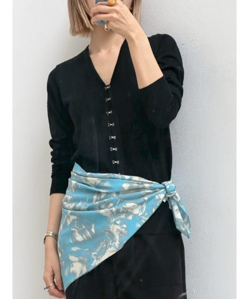 RIM.ARK(リムアーク)の「Many hook V neck tops メニーフックVネックトップス(ニット/セーター・レディース・グレー/ブルー/ブラック/ライトベージュ・FREE)」の1枚目の写真