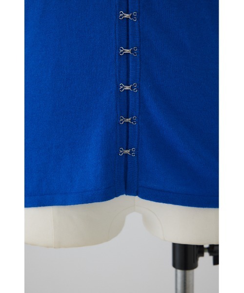 RIM.ARK(リムアーク)の「Many hook V neck tops メニーフックVネックトップス(ニット/セーター・レディース・グレー/ブルー/ブラック/ライトベージュ・FREE)」の5枚目の写真