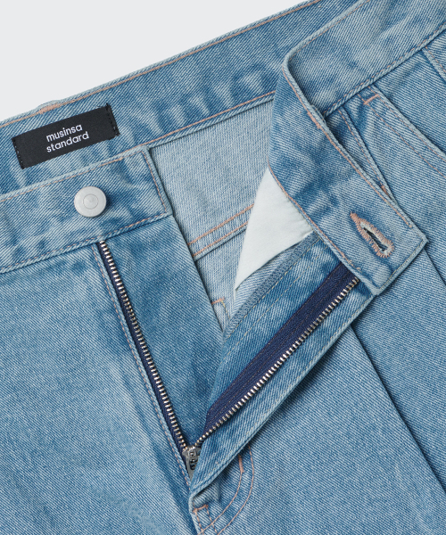 MUSINSA STANDARD（ムシンサスタンダード）の「ツーピンタックワイドデニムパンツ [ライトインディゴ]（デニムパンツ・メンズ・その他・40/38/42/36/34/28/29/32/30/31/33/26/27）」の4枚目の写真