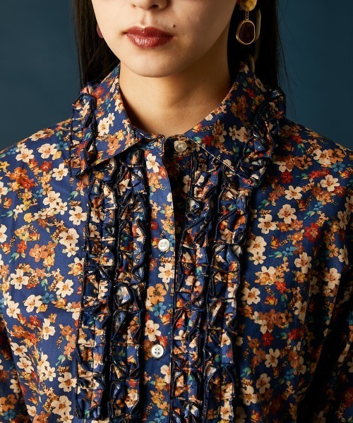 GEVS.（ジェイヴィス）の「綿100％フラワープリントフリルブラウス＜大きいサイズ有＞GEVS.（シャツ/ブラウス・レディース・アイボリー系/ブルー系・M/L/LL/3L/4L/5L）」の8枚目の写真