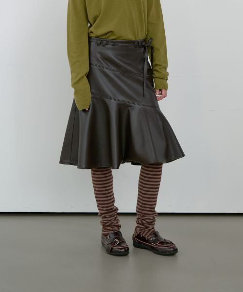 Majournee(マジョネ)の「OFFSET DETAIL LEATHER SKIRT_DARK BROWN(スカート・レディース・その他・MEDIUM/SMALL)」の1枚目の写真