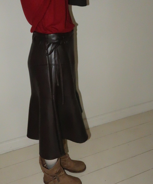 Majournee(マジョネ)の「OFFSET DETAIL LEATHER SKIRT_DARK BROWN(スカート・レディース・その他・MEDIUM/SMALL)」の6枚目の写真