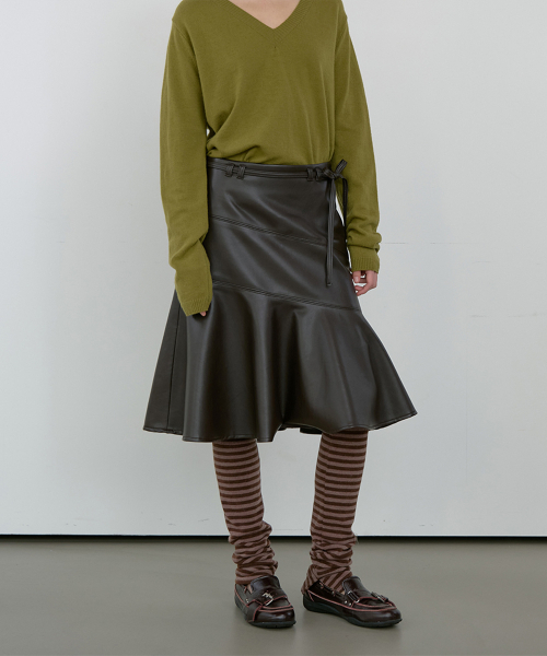 Majournee(マジョネ)の「OFFSET DETAIL LEATHER SKIRT_DARK BROWN(スカート・レディース・その他・MEDIUM/SMALL)」の2枚目の写真