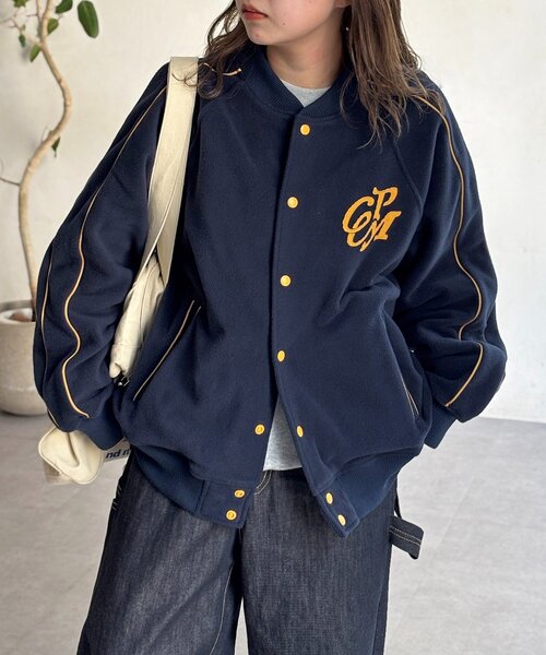 CPCM(シーピーシーエム)の「バックフラワーフリーススタジャン(ブルゾン・メンズ・アイボリー/ネイビー・LARGE/MEDIUM)」の2枚目の写真
