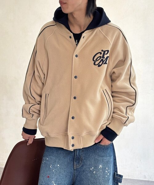 CPCM(シーピーシーエム)の「バックフラワーフリーススタジャン(ブルゾン・メンズ・アイボリー/ネイビー・LARGE/MEDIUM)」の1枚目の写真