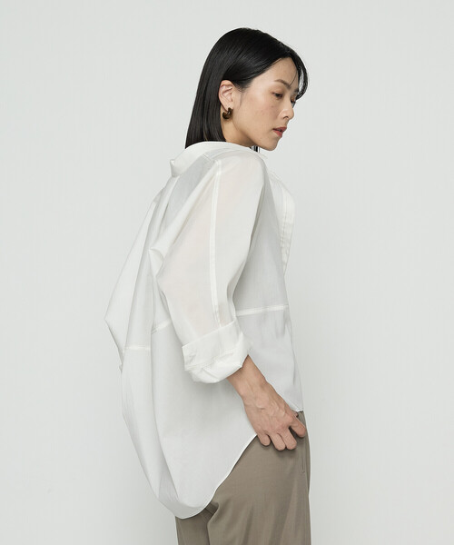 Gabardine K.T(ギャバジンケーティー)の「〔 +サイズ 〕 ドライオーガンジー ステッチワークドルマンシャツ(シャツ/ブラウス・レディース・オフホワイト/グレー/ブラック・13号)」の1枚目の写真