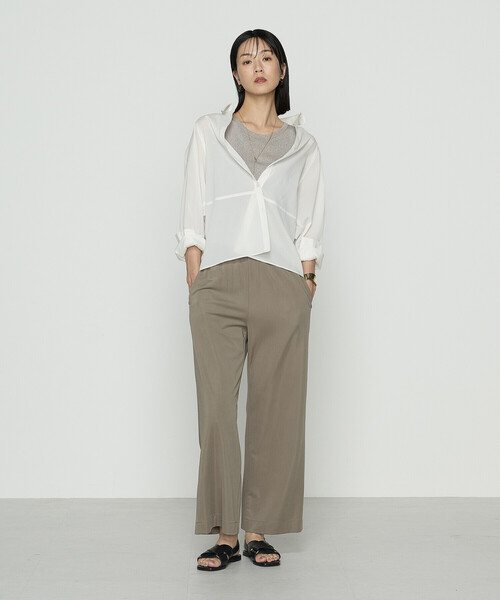 Gabardine K.T(ギャバジンケーティー)の「〔 +サイズ 〕 ドライオーガンジー ステッチワークドルマンシャツ(シャツ/ブラウス・レディース・オフホワイト/グレー/ブラック・13号)」の4枚目の写真
