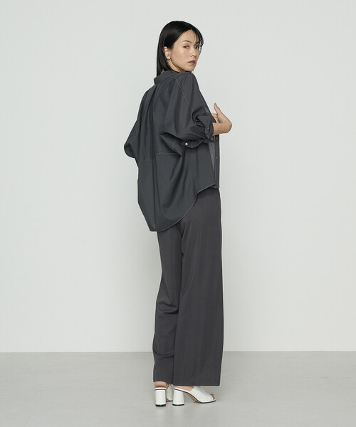 Gabardine K.T(ギャバジンケーティー)の「〔 +サイズ 〕 ドライオーガンジー ステッチワークドルマンシャツ(シャツ/ブラウス・レディース・オフホワイト/グレー/ブラック・13号)」の10枚目の写真