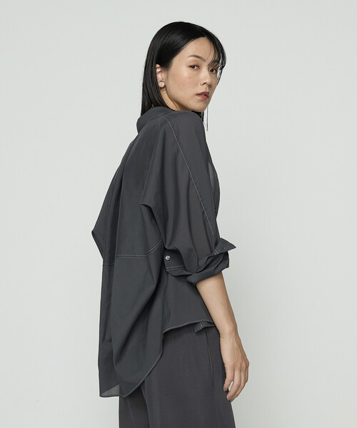 Gabardine K.T(ギャバジンケーティー)の「〔 +サイズ 〕 ドライオーガンジー ステッチワークドルマンシャツ(シャツ/ブラウス・レディース・オフホワイト/グレー/ブラック・13号)」の13枚目の写真