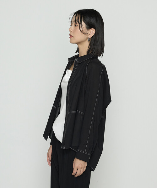 Gabardine K.T(ギャバジンケーティー)の「〔 +サイズ 〕 ドライオーガンジー ステッチワークドルマンシャツ(シャツ/ブラウス・レディース・オフホワイト/グレー/ブラック・13号)」の18枚目の写真
