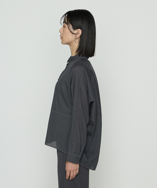 Gabardine K.T(ギャバジンケーティー)の「〔 +サイズ 〕 ドライオーガンジー ステッチワークドルマンシャツ(シャツ/ブラウス・レディース・オフホワイト/グレー/ブラック・13号)」の21枚目の写真