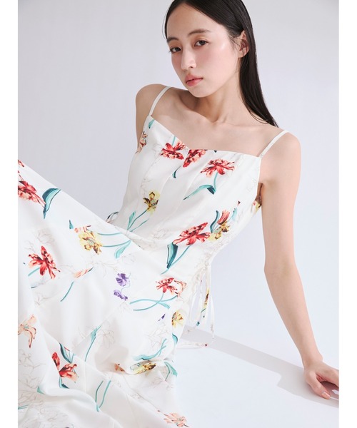 FRAY I.D（フレイアイディー）の「【00サイズあり】ボタニカルアシメパターンキャミワンピース（ワンピース・レディース・ホワイト/イエロー/ネイビー・0/1/00）」の2枚目の写真