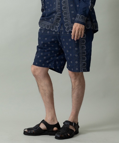 EGO TRIPPING(エゴトリッピング)の「mp14647- VINTAGEBANDANA SHORTS ショートパンツ(626653)(その他パンツ・メンズ・アイボリー/ネイビー系・33/31/29)」の2枚目の写真