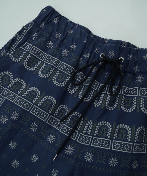 EGO TRIPPING(エゴトリッピング)の「mp14647- VINTAGEBANDANA SHORTS ショートパンツ(626653)(その他パンツ・メンズ・アイボリー/ネイビー系・33/31/29)」の3枚目の写真