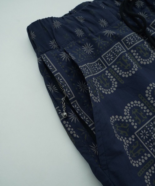 EGO TRIPPING(エゴトリッピング)の「mp14647- VINTAGEBANDANA SHORTS ショートパンツ(626653)(その他パンツ・メンズ・アイボリー/ネイビー系・33/31/29)」の4枚目の写真