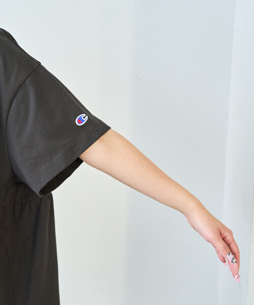 FREAK'S STORE(フリークスストア)の「限定展開 Champion × FREAK'S STORE/チャンピオン 別注 ギャザー切り替え チュニック(Tシャツ/カットソー・レディース・オフホワイト/ブラック/ライトグレー/グリーン/ネイビー・フリ-)」の11枚目の写真