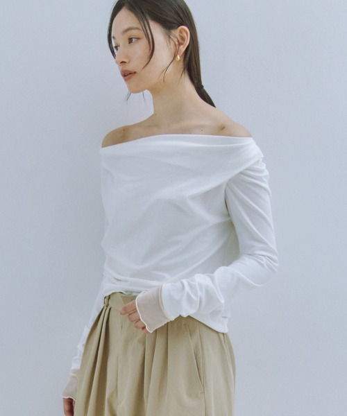 Obis&(オビスアンド)の「【2WAY】袖レイヤードオフショルトップス(Tシャツ/カットソー・レディース・アイボリー/チャコール・FREE)」の5枚目の写真