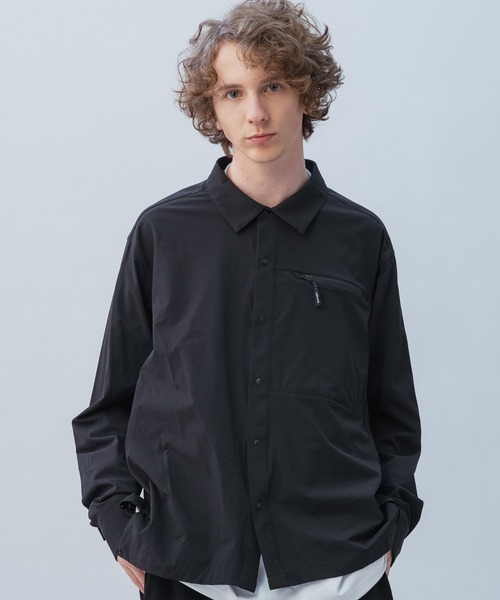 +phenix(プラスフェニックス)の「+phenix(プラスフェニックス) AIRFLOW LONG SLEEVE SHIRT / エアフロー ロングスリーブシャツ(シャツ/ブラウス・メンズ・ブラック/ホワイト/チャコール・L/M/XL)」の2枚目の写真
