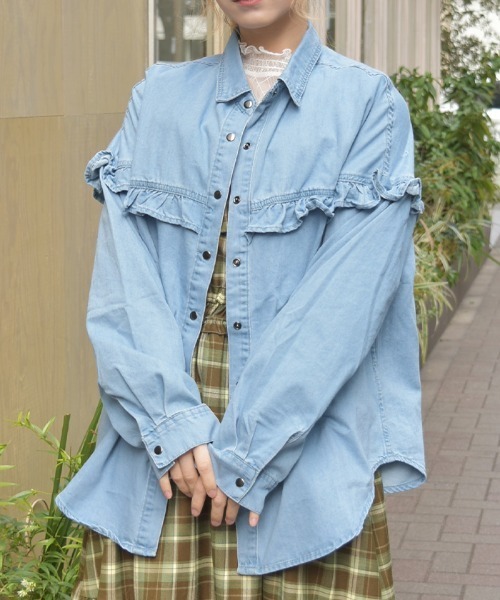 axes femme（アクシーズファム）の「フリルデニムシャツ（シャツ/ブラウス・レディース・インディゴブルー/ケミカルウォッシュ・FREE）」の6枚目の写真