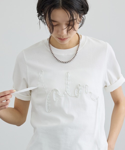 SALON adam et rope'(サロン アダム エ ロペ)の「テープ刺繍コンパクトTシャツ(Tシャツ/カットソー・レディース・オフホワイト/ブラック・FREE)」の2枚目の写真