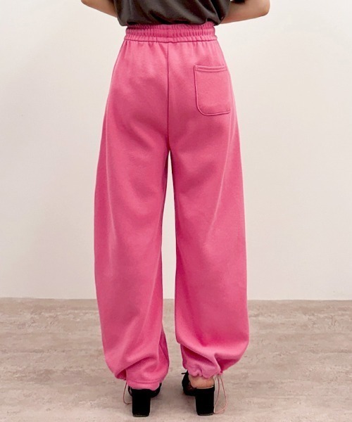 CLOTHY(クロシィ)の「【ゆるっとキマる、韓国ストリートの新定番】カラースウェットバレルパンツ(スウェットパンツ・レディース・ピンク/オレンジ/グリーン/グレー/ブラック・FREE)」の15枚目の写真