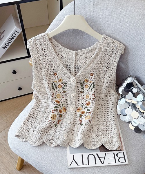 AMAJI(アマジ)の「Vネックかぎ編み透かし編みフラワー刺繍ノースリーブベスト 前ボタンデザイン(ベスト・レディース・ベージュ/ホワイト・FREE)」の1枚目の写真