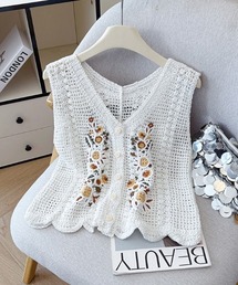 AMAJI（アマジ）の「Vネックかぎ編み透かし編みフラワー刺繍ノースリーブベスト 前ボタンデザイン（ベスト）」
