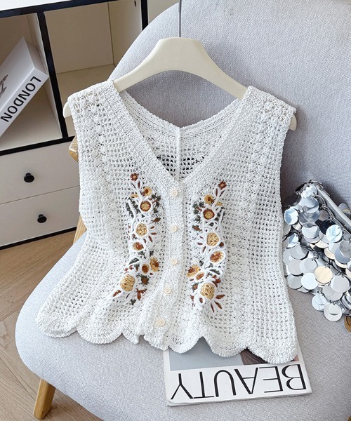 AMAJI(アマジ)の「Vネックかぎ編み透かし編みフラワー刺繍ノースリーブベスト 前ボタンデザイン(ベスト・レディース・ベージュ/ホワイト・FREE)」の2枚目の写真