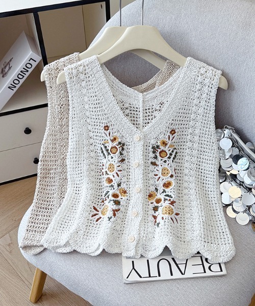 AMAJI(アマジ)の「Vネックかぎ編み透かし編みフラワー刺繍ノースリーブベスト 前ボタンデザイン(ベスト・レディース・ベージュ/ホワイト・FREE)」の3枚目の写真