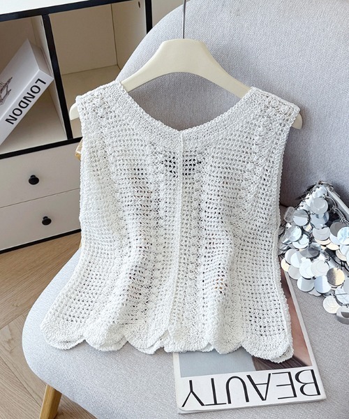 AMAJI(アマジ)の「Vネックかぎ編み透かし編みフラワー刺繍ノースリーブベスト 前ボタンデザイン(ベスト・レディース・ベージュ/ホワイト・FREE)」の4枚目の写真